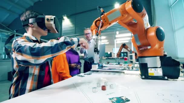 Children Operating Robot Virtual Reality Supervision — Vídeos de Stock