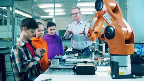 Male Engineer Explaining Robotics Children — Stok video