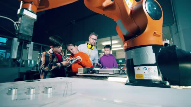 Діти Чоловік Інженер Вивчають Роботизовані Пристрої Кілометровий — стокове відео