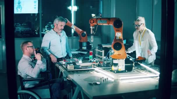Zdravotně Postižený Inženýr Diskutuje Svými Kolegy Robotice — Stock video