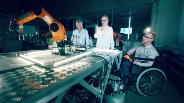 Ingénieur Handicapé Ses Collègues Observent Bras Robotique — Video