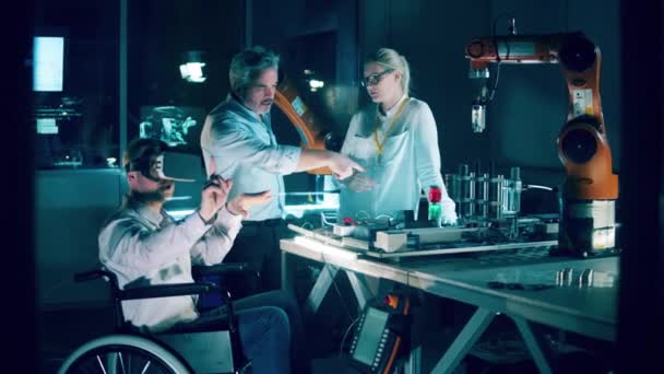 Vrメガネの障害者エンジニアとロボット研究所の彼の同僚 — ストック動画
