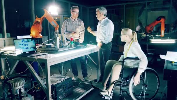 Disabled Engineer Her Colleagues Discussing Robotics — Stockvideo