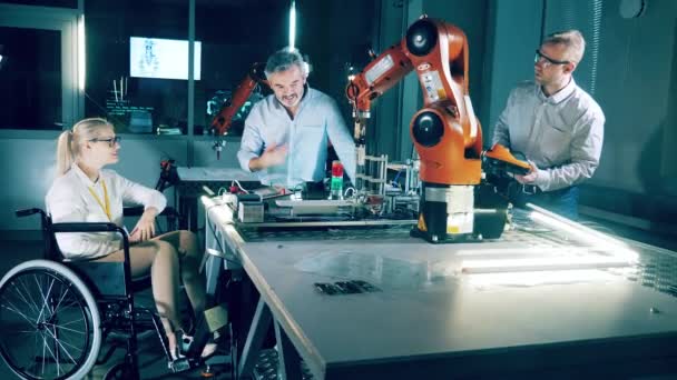 Roboterlabor Mit Einer Gruppe Von Ingenieuren Gespräch — Stockvideo