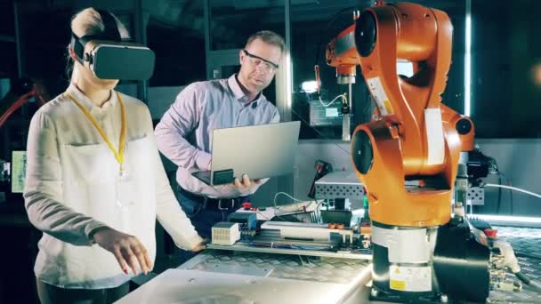 Two Engineers Virtually Operating Robotic Arm — Stok video