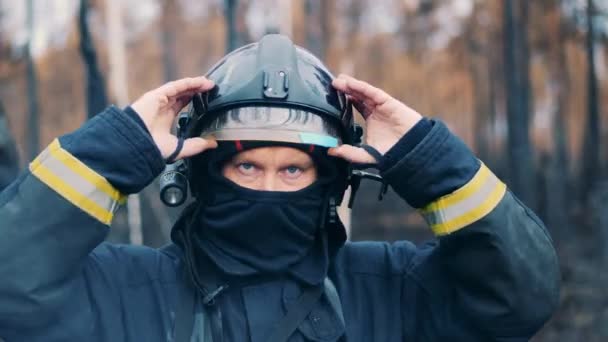Brandweerman Tilt Het Vizier Van Zijn Veiligheidshelm — Stockvideo