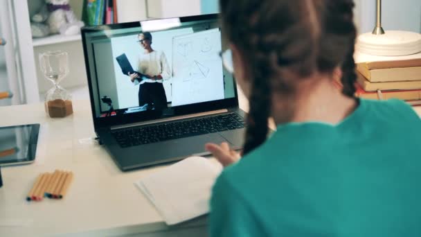 Ένα Έφηβο Κορίτσι Επικοινωνεί Τον Δάσκαλό Της Χρησιμοποιώντας Λάπτοπ Της — Αρχείο Βίντεο