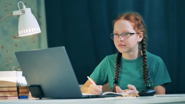 Estudante Aprendendo Line Casa Usando Laptop — Vídeo de Stock