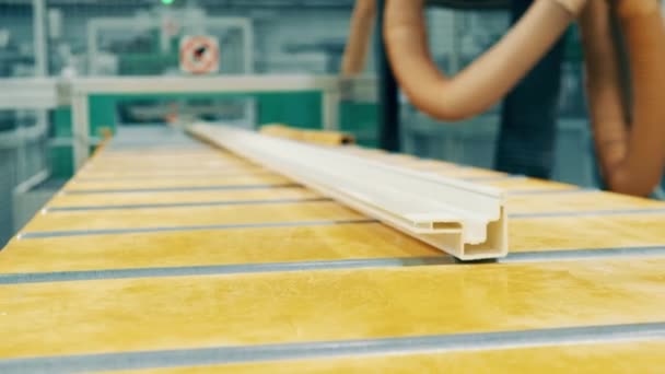 Fiberglass Bar Slowly Moving Conveyor Surface — Stockvideo