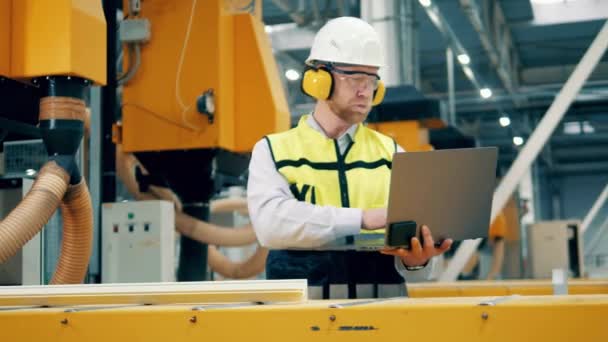 Inżynier Przemysłowy Kontroluje Produkcję Włókna Szklanego — Wideo stockowe