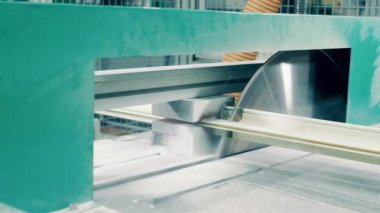 Fabrika testeresi fiberglas bir çubuk kesiyor. 4K