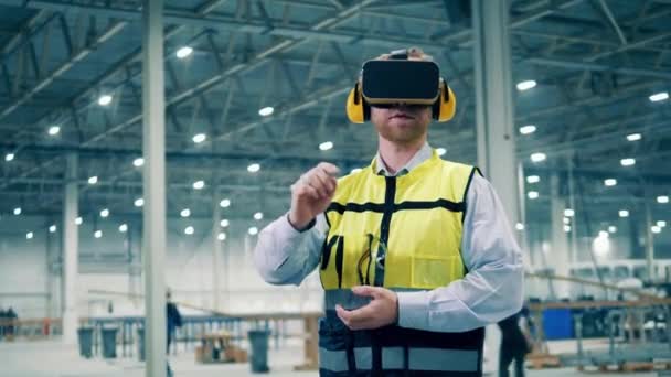 Factory Unit Male Engineer Engaged Virtual Reality — Video Stock