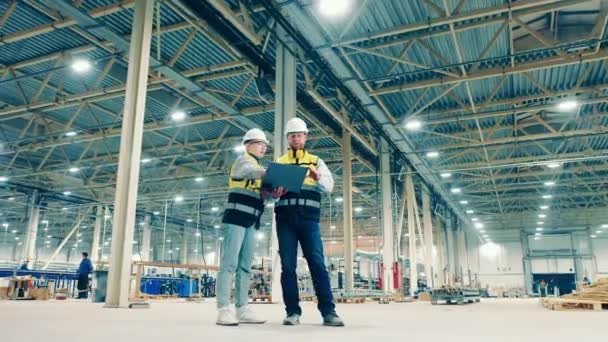 Industriingenjörer Planerar Ett Projekt Glasfiberfabriken — Stockvideo