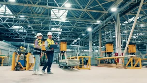 Two Industrial Engineers Walking Fiberglass Factory — Vídeo de stock