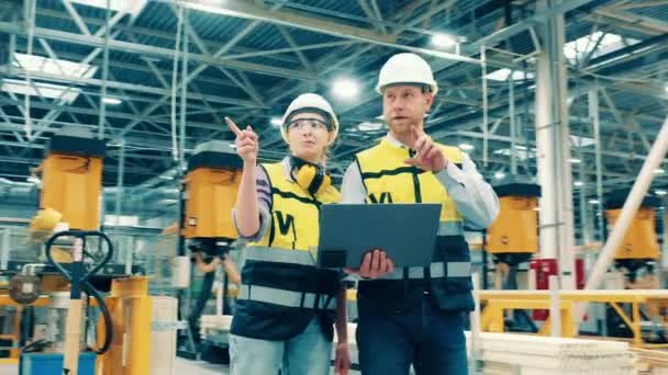 Fiberglasfabrik Med Två Industriingenjörer Som Kommunicerar — Stockvideo