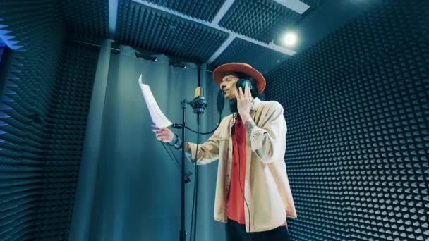 Ein Mann Singt Leidenschaftlich Der Studiokabine — Stockvideo