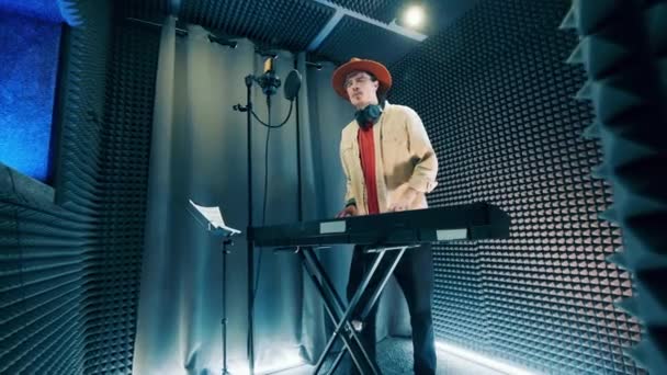 Bir Adam Elektronik Piyano Çalıyor Stüdyoda Şarkı Söylüyor — Stok video