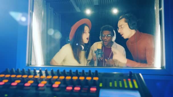 Μια Ομάδα Ανθρώπων Που Τραγουδούν Στο Στούντιο Και Ηχογραφούνται — Αρχείο Βίντεο