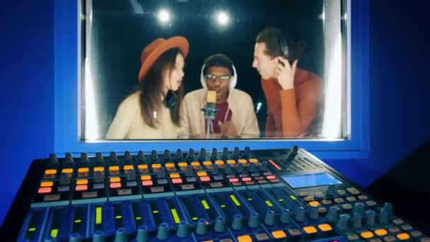 Ανάμειξη Κονσόλας Και Ένα Περίπτερο Στούντιο Νέους Ανθρώπους Τραγουδούν Αυτό — Αρχείο Βίντεο