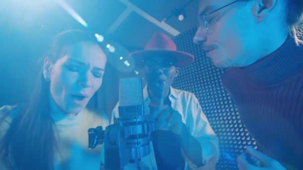 Group People Singing Studio Microphone Close — Stok video