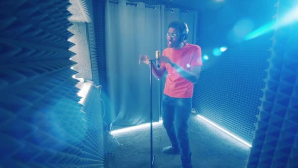 Aufnahmestube Mit Einem Afrikaner Der Leidenschaftlich Singt — Stockvideo