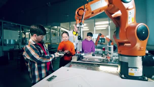 Male Tutor Teaching Robotics Group Kids — стоковое видео