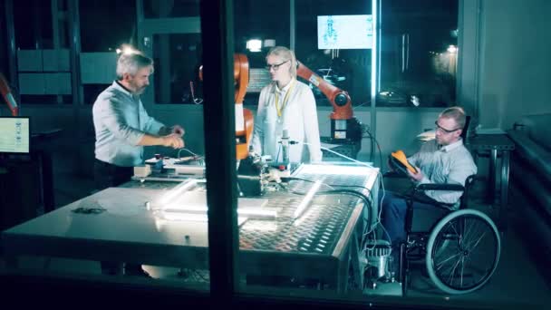 Інженер Інвалідністю Колегами Обговорює Роботи Кілометровий — стокове відео