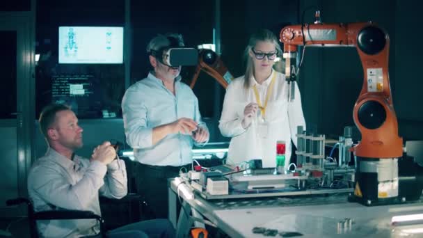 Group Engineers Using Virtual Reality Study Robots — стоковое видео