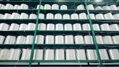 Raflara yerleştirilmiş fiberglas ruloları. 4K