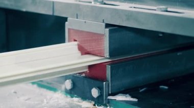 Basın makinesinde bir fiberglas çubuğu hareket ediyor. 4K