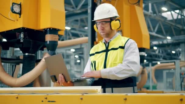 Factory Employee Observing Fiberglass Bar Conveyor — Stockvideo