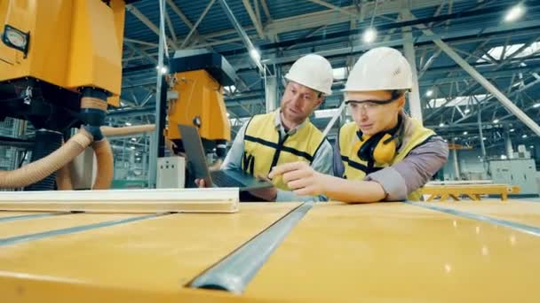 Två Fabriksanställda Undersöker Noga Glasfiberstång — Stockvideo