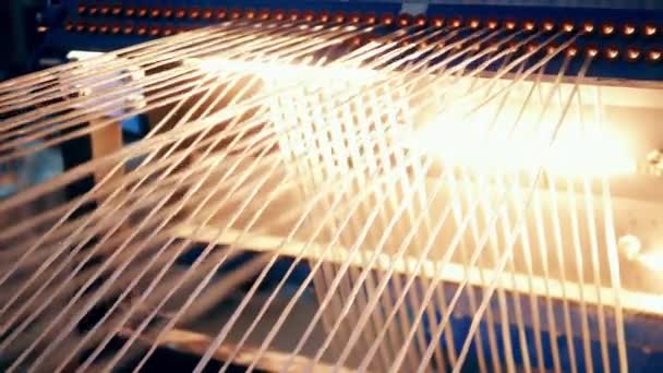 Волокна Скла Рухаються Через Механізм Світлі Кілометровий — стокове відео