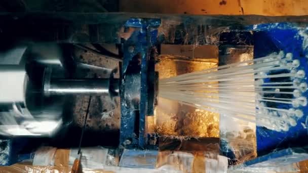 Factory Mechanism Gluing Glass Fibers Together — Stok video