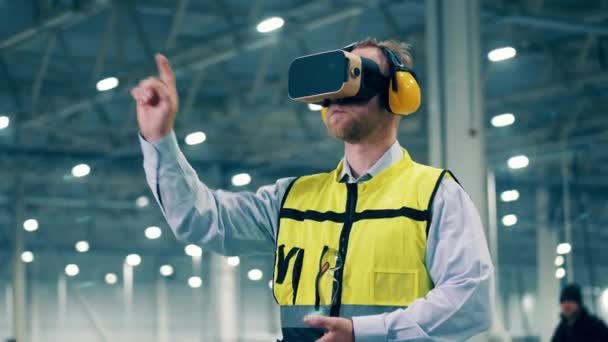 Tehdas Insinööri Harjoittaa Virtuaalitodellisuutta Työskennellessään — kuvapankkivideo