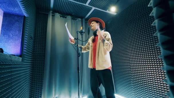 Erkek Müzisyen Şarkı Söylerken Kaydediliyor — Stok video