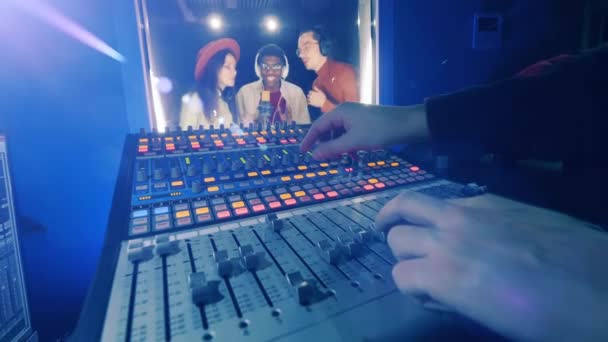 Ses Yapımcısı Bir Grup Müzisyenin Kaydını Yönetiyor — Stok video