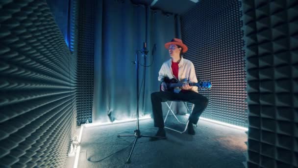 Zenész Gitározik Egy Hangszigetelt Hangfelvevő Fülkében — Stock videók