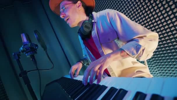 Zenész Játszik Zongora Billentyűzeten Felvétel Közben — Stock videók