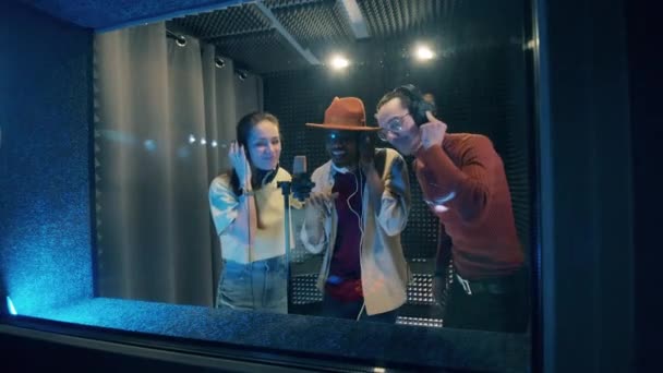 Group Musicians Singing Recording Booth — Stok Video