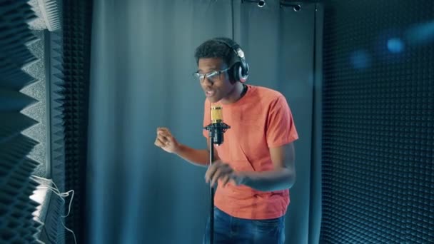 Aufnahmestube Mit Einem Jungen Afrikanischen Musiker Der Singt — Stockvideo