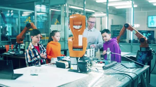 Çocuklar Bir Erkek Uzmanla Robotlar Üzerinde Çalışıyorlar — Stok video
