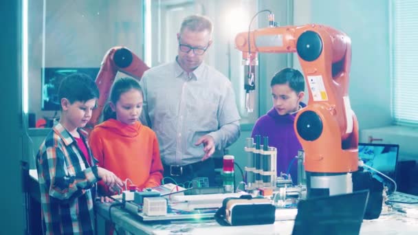 Männliche Spezialisten Helfen Kindern Mit Robotern — Stockvideo