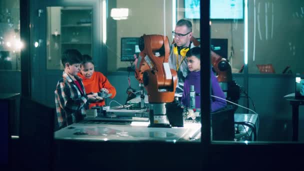 Los Niños Estudian Robots Con Especialista Robótica — Vídeos de Stock