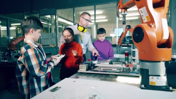 Лабораторія Робототехніки Дітьми Фахівець Чоловік Допомагають Кілометровий — стокове відео