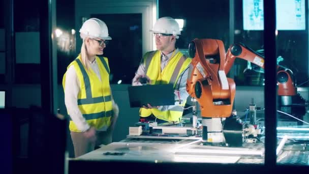 Pracownicy Laboratorium Robotyki Bezpiecznym Ubraniu Rozmawiają — Wideo stockowe