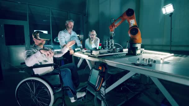 一组专家实际上正在研究一个机器人 — 图库视频影像