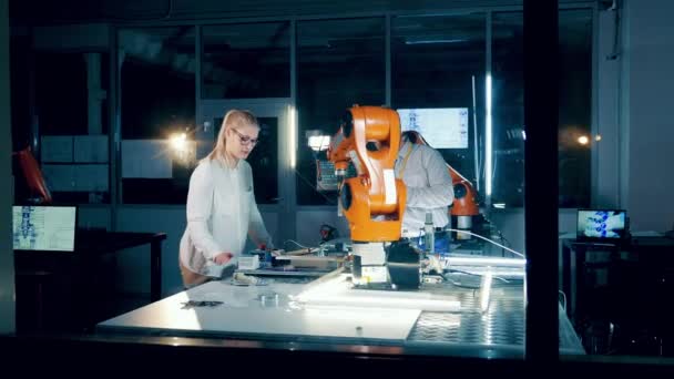 Due Specialisti Laboratorio Stanno Discutendo Braccio Robotico — Video Stock