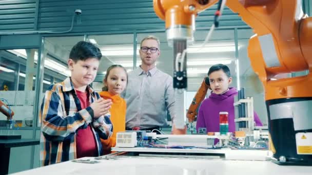 Děti Specialista Robotiku Pozorují Roboty — Stock video
