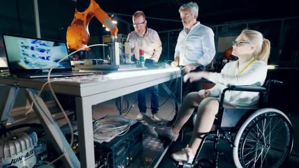 机器人实验室有一个残疾妇女和她的同事在工作4K — 图库视频影像